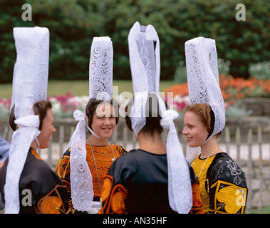 Breton abito tradizionale / donne che indossano il merletto copricapo (Coiffes), Brittany, Francia Foto Stock