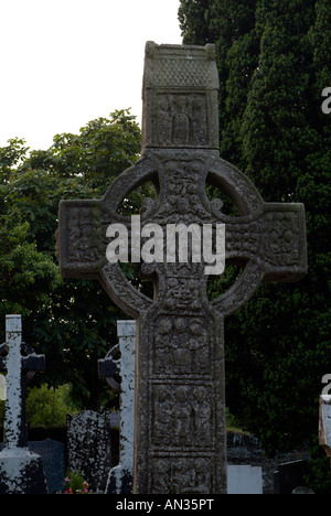 Primo piano della croce di Muiredach un famoso del decimo secolo testa ruota cross a Monasterboice, nella contea di Louth, Irlanda Foto Stock