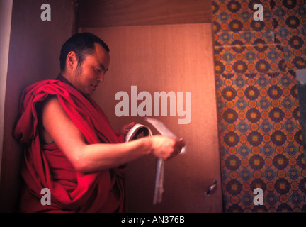 Monaci tibetani della setta del cappello giallo nel monastero di Labrang, Xiahe, provincia di Gansu, Repubblica Popolare Cinese Foto Stock