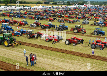 Pic martin phelps 25 06 06 hullavington sfida del trattore 2 000 trattori dispari lavorando in un campo Foto Stock