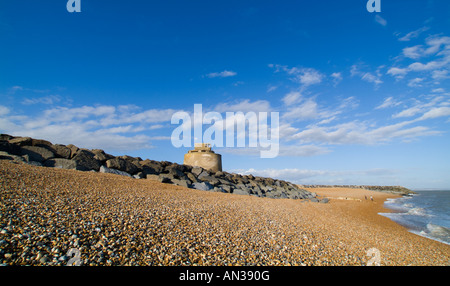 Martello Tower 66 sulla spiaggia a Eastbourne vicino all'entrata al porto di sovrani, Eastbourne, East Sussex, Inghilterra. Regno Unito. Foto Stock