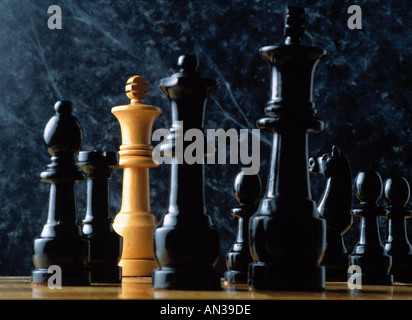 Ancora la vita di scacchi in legno pezzi seduta sul bordo del gioco Foto Stock
