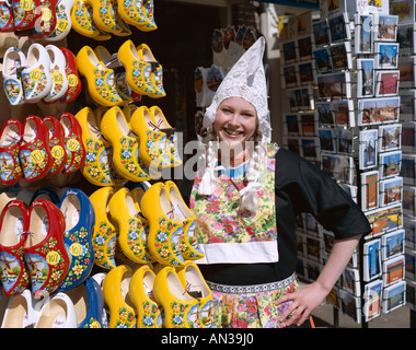 Negozio di souvenir Vendita di zoccoli & Cartoline / ragazza vestita in Costume Olandese, Amsterdam, Olanda (Paesi Bassi) Foto Stock