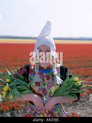 Campi di Tulipani / Campi di Tulipani / ragazza vestita in Costume olandese con i tulipani Lisse, Olanda (Paesi Bassi) Foto Stock