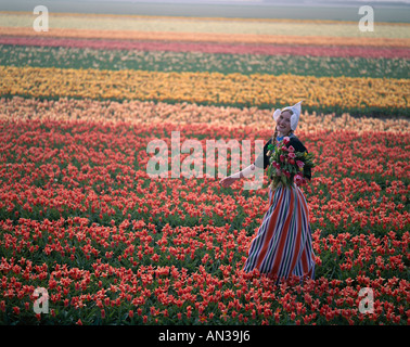 Campi di Tulipani / Campi di Tulipani / ragazza vestita in Costume olandese in campi di tulipani Lisse, Olanda (Paesi Bassi) Foto Stock