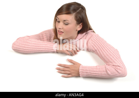 Spaccato di una ragazza adolescente guardando in giù da un'altezza Foto Stock