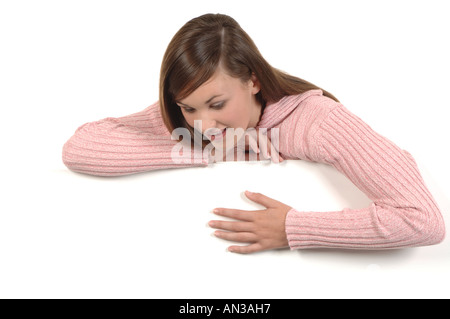 Spaccato di una ragazza adolescente guardando in giù da un'altezza Foto Stock