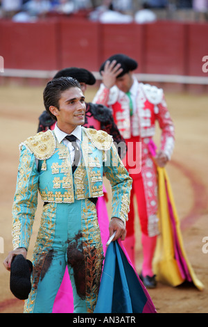 Il torero spagnolo Perez Mota facendo un giro d'onore. Foto Stock