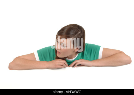 Spaccato di una ragazza adolescente guardando in giù da un'altezza Foto Stock