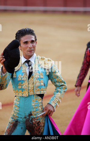 Il torero spagnolo Perez Mota facendo un giro d'onore. Foto Stock