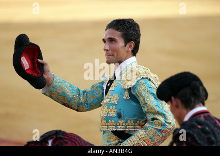 Il torero spagnolo Perez Mota facendo un giro d'onore. Foto Stock