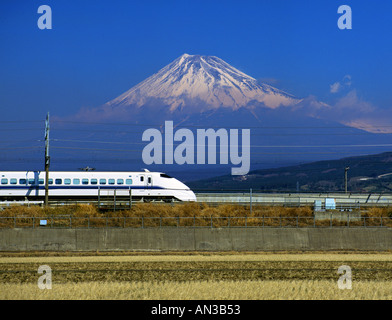 Il il treno superveloce Shinkansen con il Monte Fuji Shizuoka Giappone Foto Stock