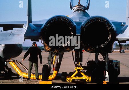 Militare operaio di manutenzione controllo estremità di coda di jet da combattimento a Eglin Air Force Base Florida Foto Stock