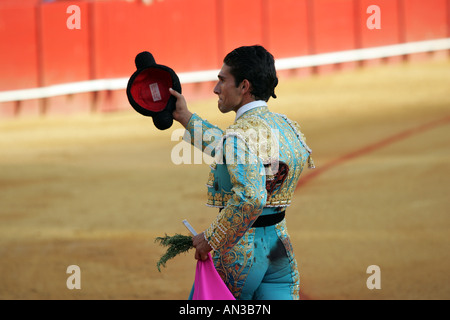 Il torero spagnolo Perez Mota facendo un giro d'onore. Foto Stock