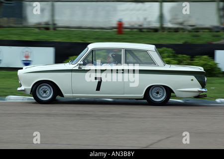 Sir Stirling Moss Racing Lotus Cortina Mk1 a Goodwood Sussex England Regno Unito Foto Stock