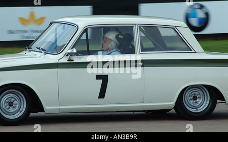 Sir Stirling Moss Racing Lotus Cortina Mk1 a Goodwood Sussex England Regno Unito Foto Stock