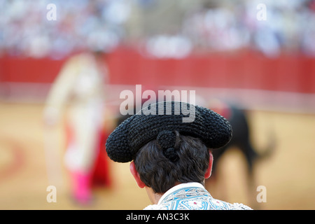 Torero assistente guardando una corrida. Foto Stock