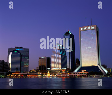 Lo Skyline della citta' & St. Johns fiume / vista notturna, Jacksonville, Florida, Stati Uniti d'America Foto Stock