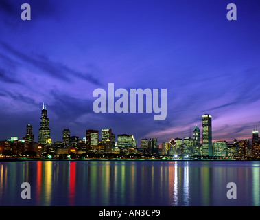 Skyline della città e del lago Michigan / vista notturna, Chicago, Illinois, Stati Uniti d'America Foto Stock