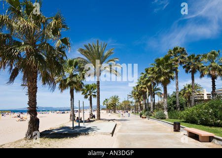 Passeggiata lungo la Playa de Llevant, Salou, Costa Dorada, SPAGNA Foto Stock