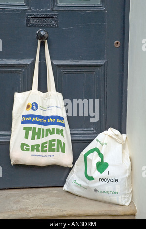 Borse eco di cotone sostenibili a portata di mano con Think Green e il logo di riciclo Foto Stock