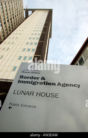 Il vecchio segno (2007) di frontiera e di immigrazione agenzia all'ingresso per i visitatori della casa ufficio, casa lunare, Croydon Foto Stock