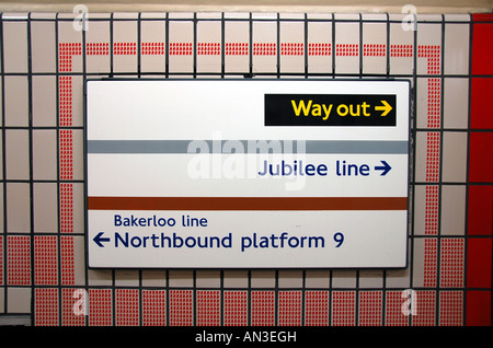 La metropolitana di Londra segno alla stazione di Baker Street, Londra Foto Stock