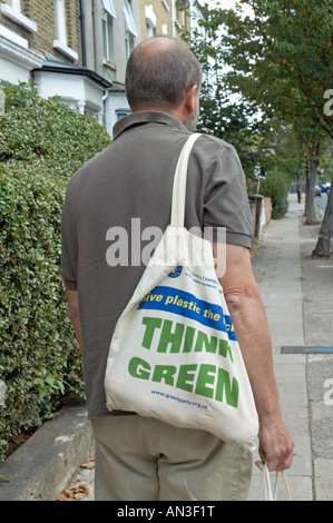 Borsa eco-compatibile in cotone con logo Think Green. Concetto di zero sprechi. Foto Stock