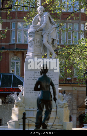 Leicester Square / Charlie Chaplin statua & Shakespeare statua, Londra, Inghilterra Foto Stock