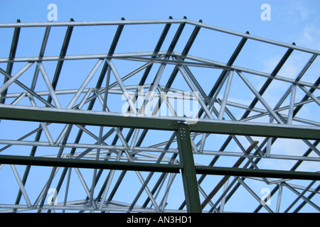 Telaio scheletrico di un parzialmente edificio costruito contro il cielo blu Foto Stock