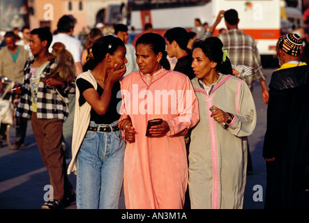 3 Tre persone marocchine persona adulti femmine le donne parlano in Djemaa el Fna a Marrakech Marrakech Marocco Provincia Africa Foto Stock