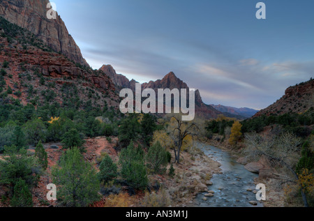 Il fiume vergine passa attraverso il Parco Nazionale di Zion valley Foto Stock