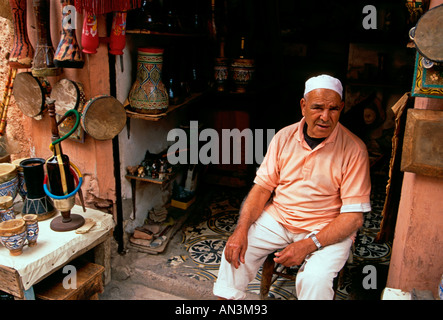 1, un uomo marocchino, fornitore vendendo i tamburi, Market, mercato, Medina, Marrakech, Provincia di Marrakech, Marocco, Africa Foto Stock