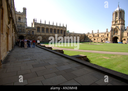 Vista dei turisti in Christ Church College di Oxford Tom Tower su Tom Quad e la Fontana di mercurio Foto Stock