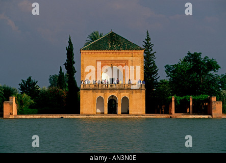 Marocchini, popolo marocchino, turisti, visitando, pavilion Menara giardino, Jardin Menara, Marrakech, Provincia di Marrakech, Marocco, Africa Foto Stock