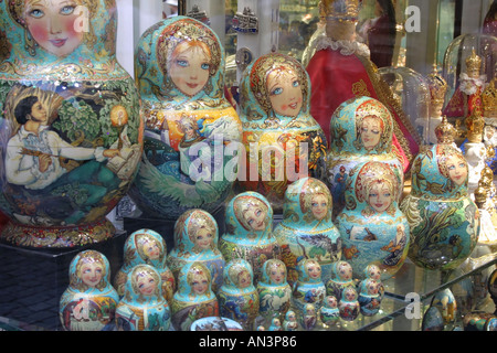 Le bambole russe in vetrina, Via Celetna, Praga, Repubblica Ceca Foto Stock