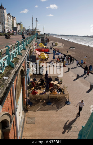Una vista da sopra di un punto di fuga di Brighton Seafront beach Foto Stock