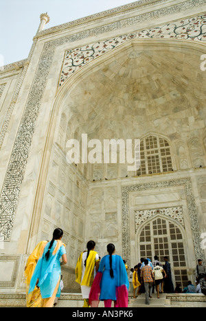 Le persone che entrano nel edificio principale del Taj Mahal Foto Stock