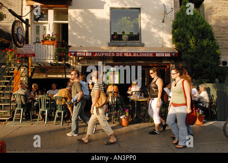 La gente che camminava sul trendy Saint Denis Street Montreal Canada Foto Stock