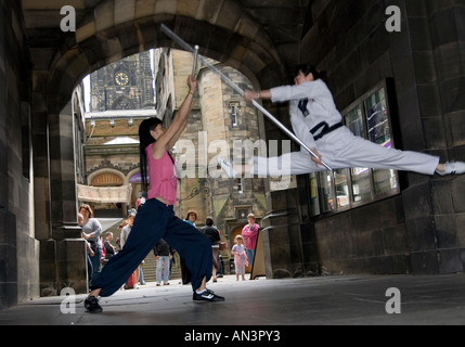 Il coreano esperti di arti marziali di eseguire nelle strade di Edimburgo Foto Stock