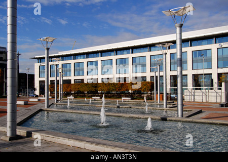 Edificio per uffici e funzioni di acqua fontane Foto Stock