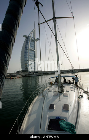 Sono, Emirati Arabi Uniti Dubai, 22.05.2005 : viaggio in barca a vela sulla costa di Jumeirah Beach, il Burj Al Arab hotel Foto Stock