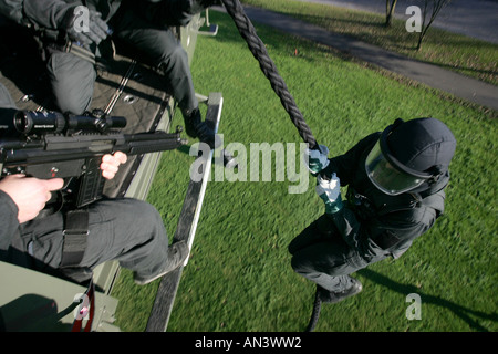 0 SWAT squadra di polizia tedesca delle forze speciali in un esercizio di cordata, formazione da un CE 155 elicottero Foto Stock