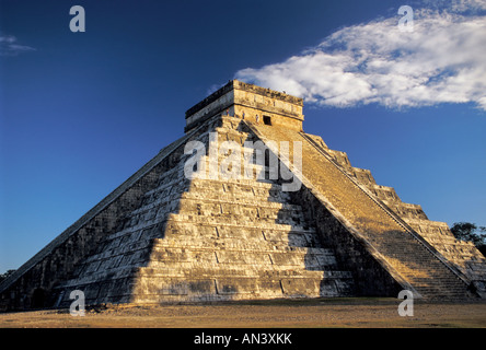 Il Cloud, El Castillo (Piramide de Kukulcan), rovine Maya, Chichen Itza, Yucatan, Messico Foto Stock