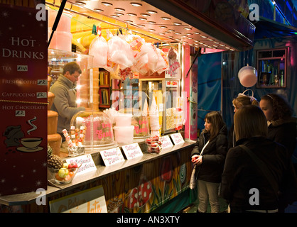 Un gruppo di ragazze candlyfloss acquisto da un luna park stand Cardiff Wales UK Foto Stock