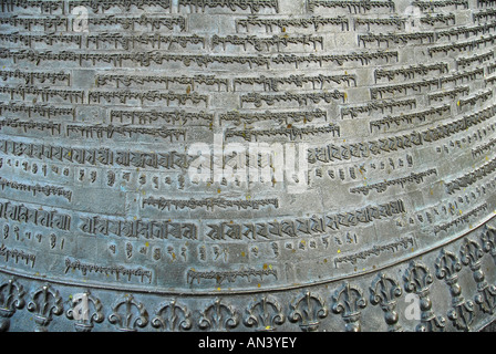 Enorme campana goffrato con buddista tibetana il testo Foto Stock