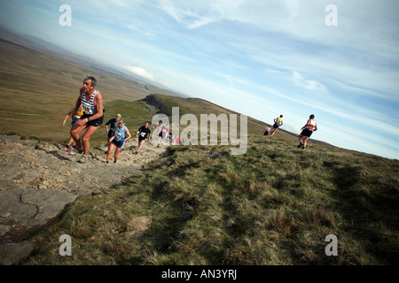 Fellrunners ascend Pen y gand mentre front runners sono sulla gamba verso il basso durante il 2007 tre picchi di gara nello Yorkshire Foto Stock