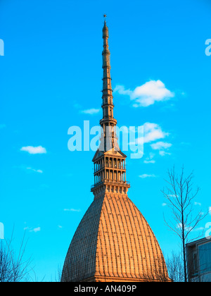 Uno degli edifici più alti di Torino Italia originariamente sinagoga ora il museo del cinema. Foto Stock