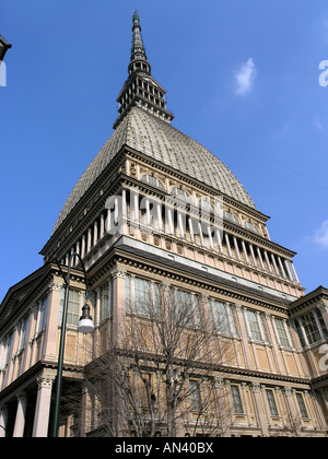 Antonelli la guglia - simbolo di Torino, originariamente costruita come sinagoga ora il museo del cinema. Foto Stock