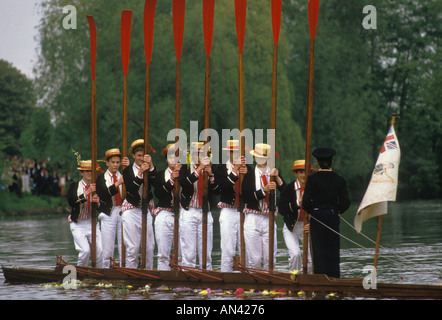 Processione di barche sul Tamigi. La scuola dei genitori dell'Eton College, Berkshire. Quarto 4 giugno 1980s 1985 UK HOMER SYKE Foto Stock